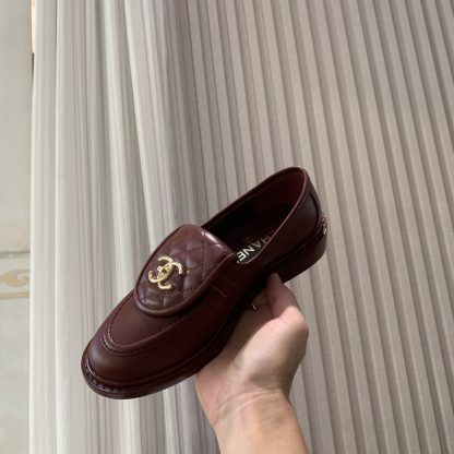 Chanel's new elegant and durable red loafers for early spring - Image 7