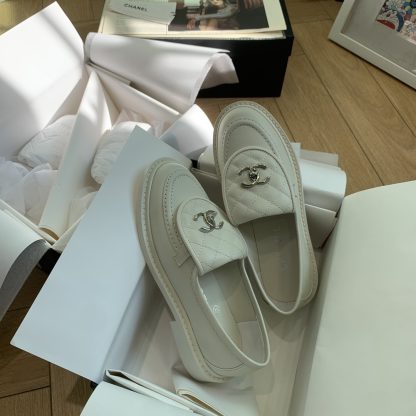 Chanel's new elegant and durable beige loafers for early spring - Image 7