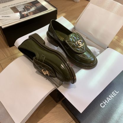 Chanel's new elegant green loafers for early spring - Image 7