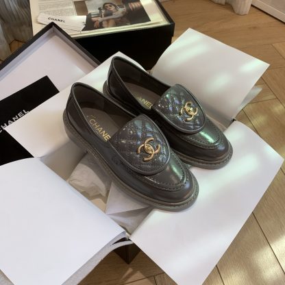Chanel's new elegant and durable blue-gray shiny loafers for early spring - Image 7