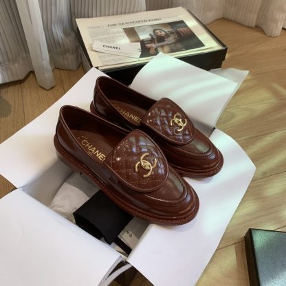 Chanel's new elegant and durable red shiny loafers for early spring - Image 8