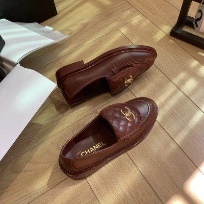 Chanel's new elegant and durable red matte loafers for early spring - Image 8