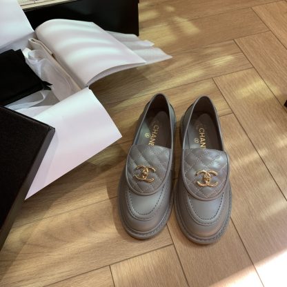 Chanel's new elegant and durable blue-gray matte loafers for early spring - Image 8