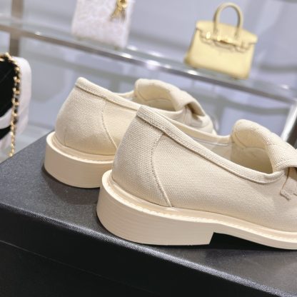 Chanel's new beige loafers for early spring - Image 8