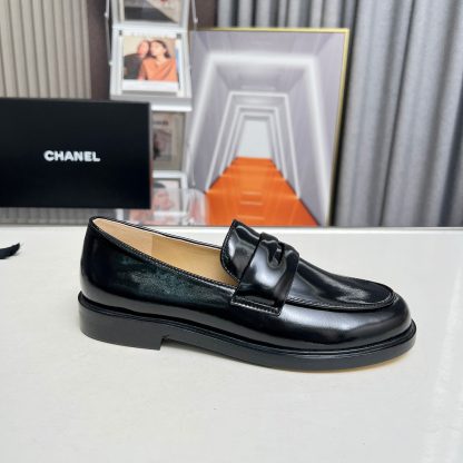 Chanel Early Autumn New Small Round Toe Black Shiny Retro Loafers - Image 7