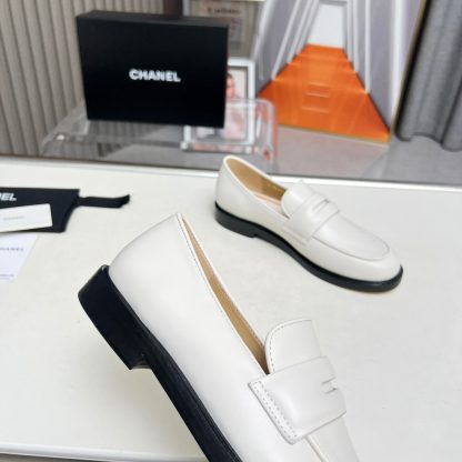 Chanel Early Autumn New Small Round Head White Retro Loafers - Image 7