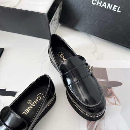 Chanel's new four seasons retro style small round head black shiny loafers - Image 7