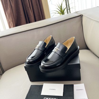 Chanel Early Spring Dance Shoes Series Black Shiny Small Round Head Retro Loafers - Image 8