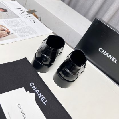 Chanel autumn and winter black shiny retro loafers - Image 8