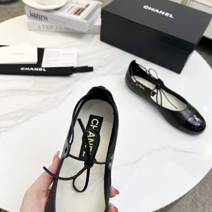 Chanel's new black early spring product is slim and paired with lace-up loafers - Image 8