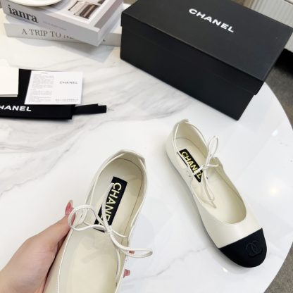 Chanel's new white early spring products are slim and paired with lace-up loafers - Image 8