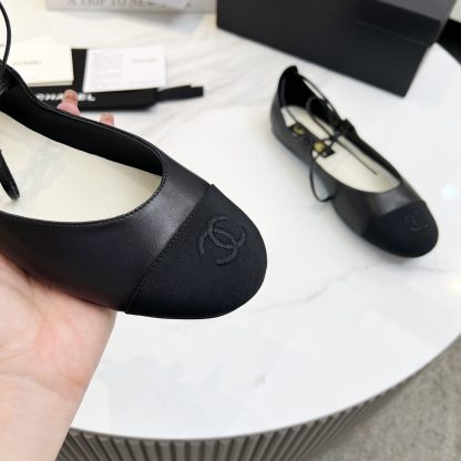 Chanel's early spring black matte new product is slim and paired with lace-up loafers - Image 8