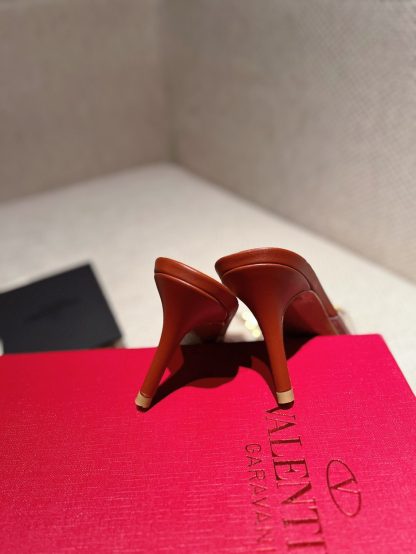 Gucci women's flat slippers - Image 9