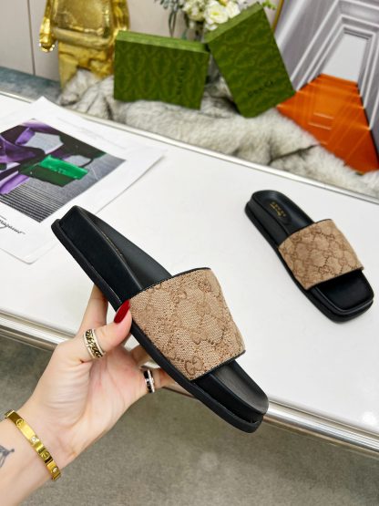 Gucci women's flat slippers - Image 8