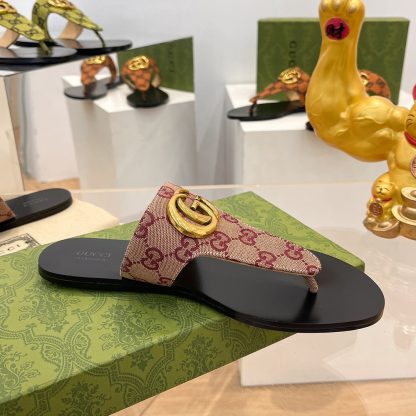 Gucci women's flat slippers - Image 7