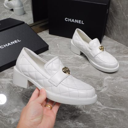 Chanel's early spring new love buckle thick heel white loafers, heel height 4.5cm - Image 8