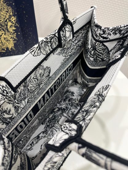 Dior Spring/Summer Series Jungle White Tiger Tote Bag - Image 8