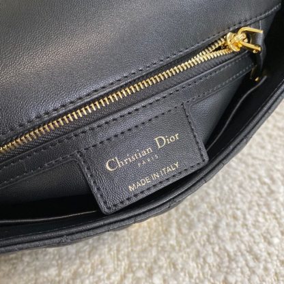 Dior 𝗰𝗮𝗿𝗼21 diamond chain handbag - Image 9