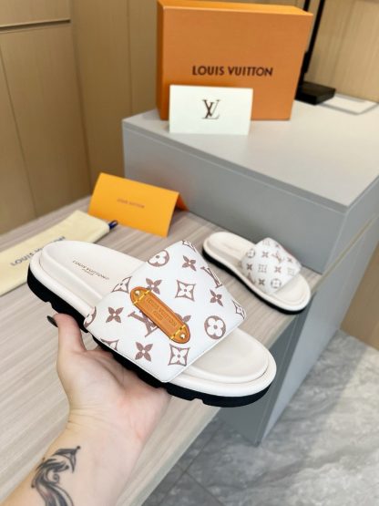 Louis Vuitton's latest fashion casual half slippers - Image 8