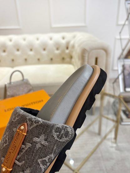 Louis Vuitton's latest fashion casual half slippers - Image 8