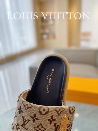 Louis Vuitton's latest fashion casual half slippers - Image 8