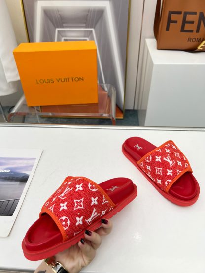 Louis Vuitton couple's early autumn new embossed logo hot-selling slippers - Image 8