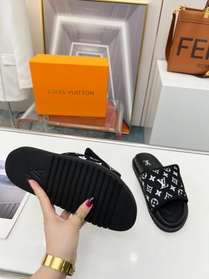 Louis Vuitton couple's early autumn new embossed logo hot-selling slippers - Image 8