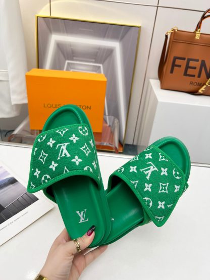 Louis Vuitton couple's early autumn new embossed logo hot-selling slippers - Image 8