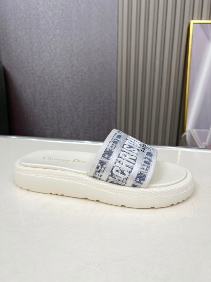 Dior's new versatile platform sandals - Image 8