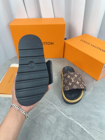 Louis Vuitton's latest fashion casual half slippers - Image 8
