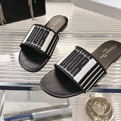 Dior logo embroidery color matching flip flops - Image 8