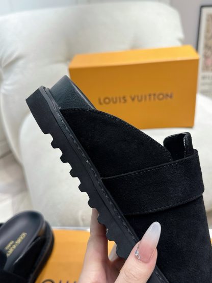 Louis Vuitton winterbreak comfert flat slides - Image 7