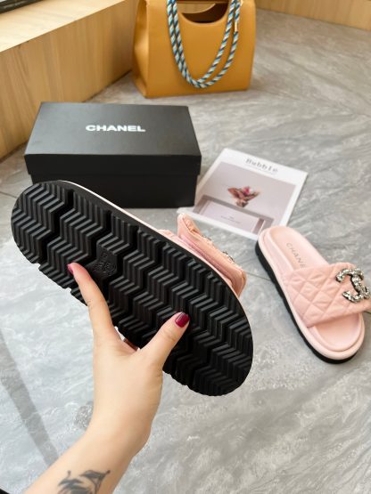 Chanel couple's high-end fashionable pink sandals - Image 9