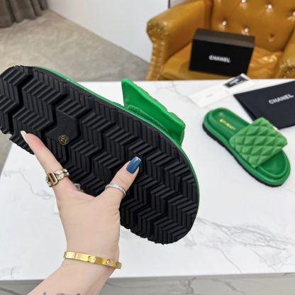 Chanel couple's high-end fashionable green sandals - Image 9