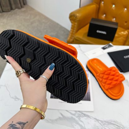 Chanel couple's high-end fashionable orange sandals - Image 9