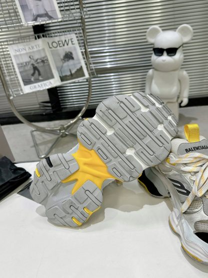 Balenciaga stylish sneakers - Image 9