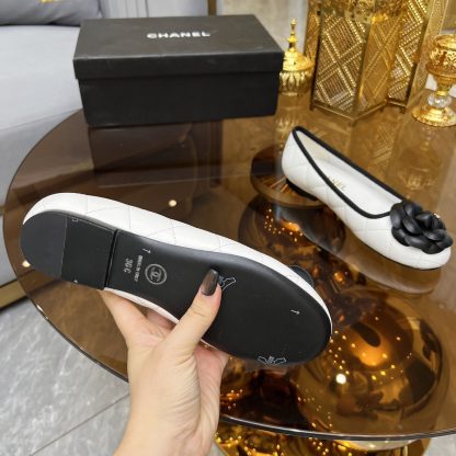 Chanel autumn and winter new white round head with camellia retro loafers - Image 9