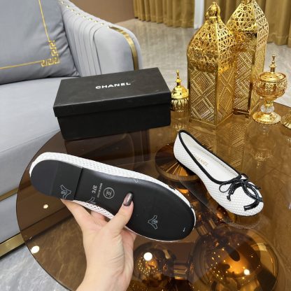 Chanel autumn and winter new white round head with bow retro loafers - Image 9