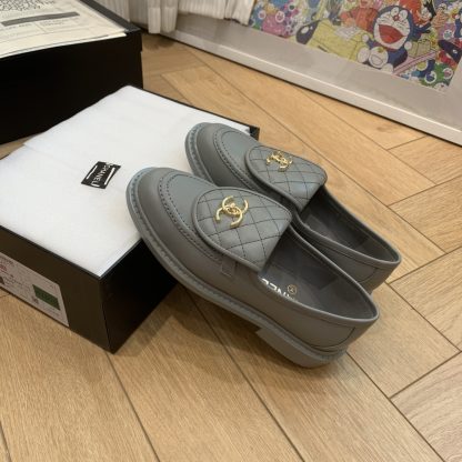 Chanel's new elegant and durable blue-gray loafers for early spring - Image 8
