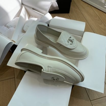 Chanel's new elegant and durable beige loafers for early spring - Image 8