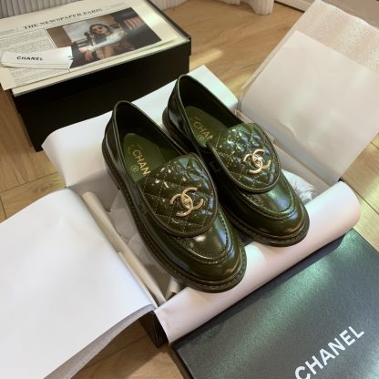 Chanel's new elegant green loafers for early spring - Image 8