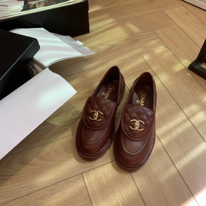 Chanel's new elegant and durable red matte loafers for early spring - Image 9