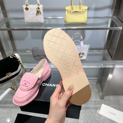 Chanel's new pink loafers for early spring - Image 9