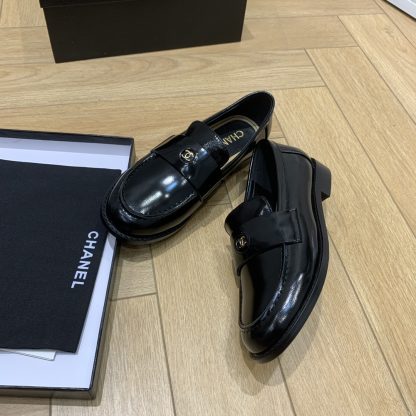 Chanel autumn and winter new black shiny retro style small round head loafers - Image 9