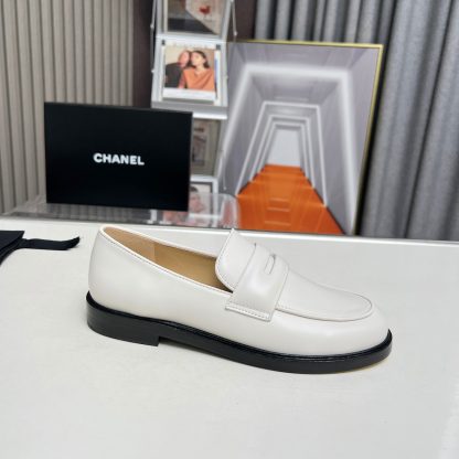 Chanel Early Autumn New Small Round Head White Retro Loafers - Image 8