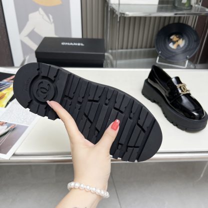 Chanel autumn and winter series new retro style small round head black shiny loafers - Image 9
