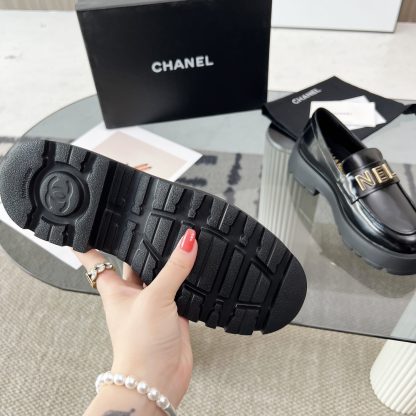 Chanel autumn and winter series black shiny new small round head European and American catwalk style loafers - Image 9