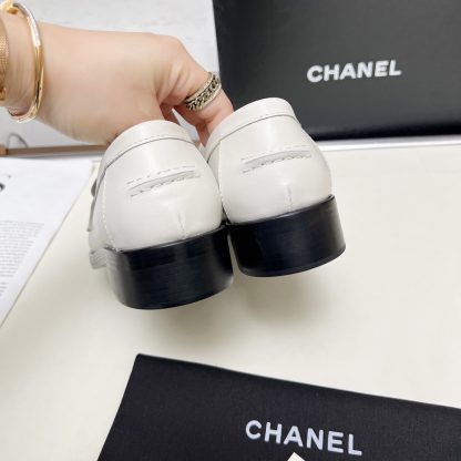Chanel autumn and winter white retro loafers - Image 8