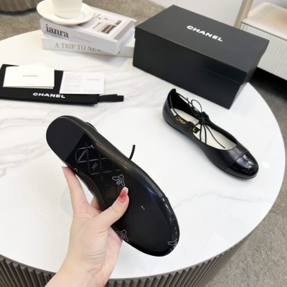 Chanel's new black early spring product is slim and paired with lace-up loafers - Image 9
