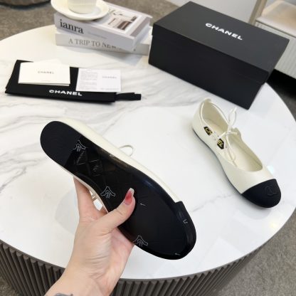 Chanel's new white early spring products are slim and paired with lace-up loafers - Image 9